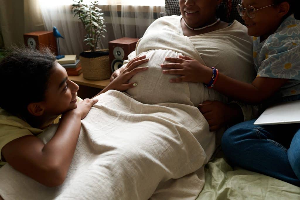 pregnant mother home birth with family